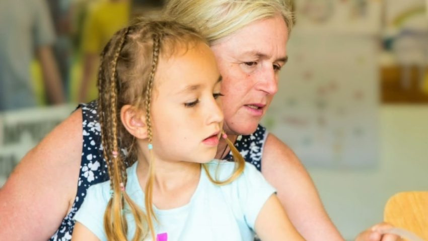 Aproape jumătate dintre părinții care muncesc în străinătate nu pot petrece sărbătorile pascale în țară