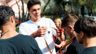 David Popovici lansează o nouă campanie de donații pentru copiii vulnerabili: „Niciun copil nu ar trebui să se simtă singur”