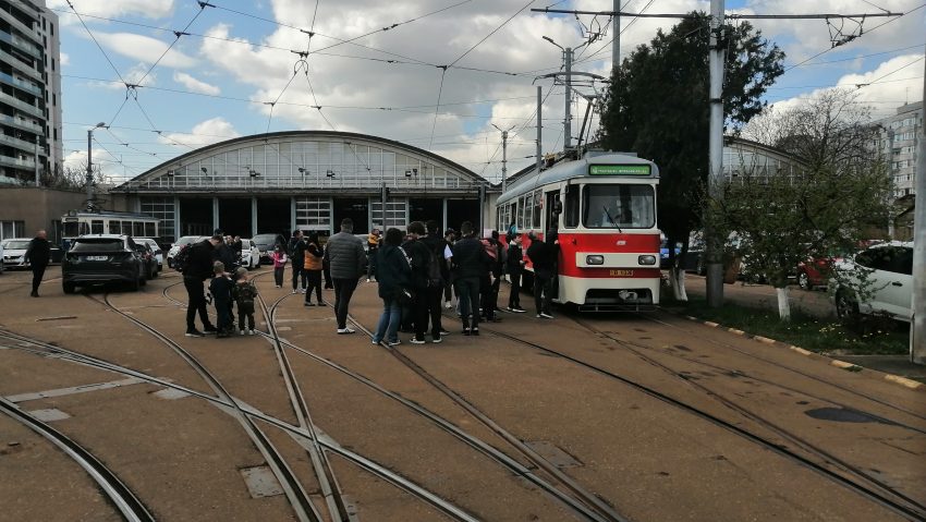 Tramvaiul Iepurașului, plin de copii: plimbări de poveste în București