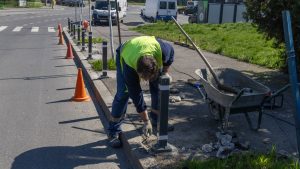 Stâlpișori montați pe trotuare în București pentru a opri parcarea mașinilor