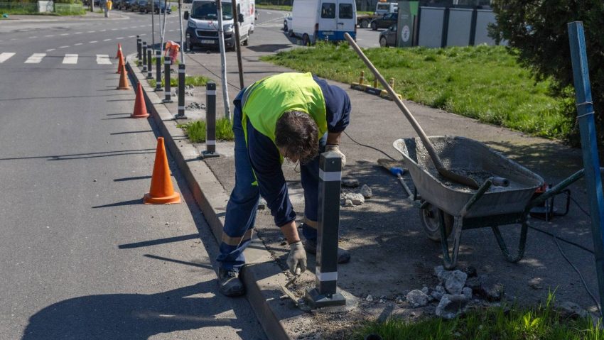 Stâlpișori montați pe trotuare în București pentru a opri parcarea mașinilor