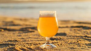 Opt din zece români asociază berea cu sărbătoarea de 1 Mai