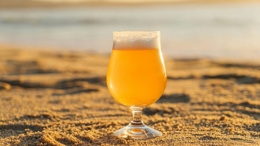 Opt din zece români asociază berea cu sărbătoarea de 1 Mai