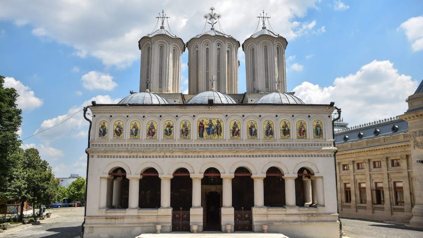 BOR: Sfânta Lumină păstrată din 2025 va fi oferită credincioșilor dacă nu poate fi adusă de la Ierusalim