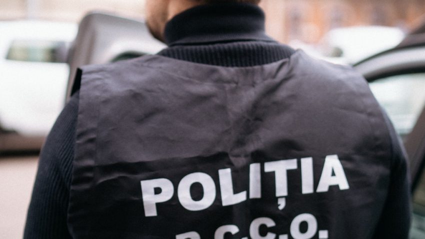 Grupare care vindea tinerilor dispozitive vape cu canabis, ciuperci şi jeleuri halucinogene, reţinută!