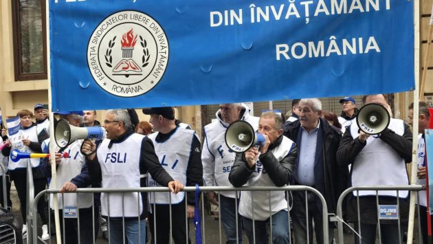 Sindicalişti din învăţământ protestează în faţa Ministerului Educaţiei şi Cercetării