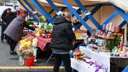 Piață volantă cu produse tradiționale, în weekend, în fața Teatrului Excelsior „Masca”