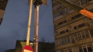 Municipalitatea a început să demonteze de pe domeniul public stâlpii de iluminat scoşi din uz