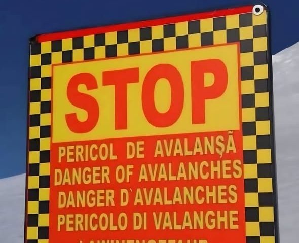 Patru schiori, surprinși de avalanșă, în zona Valea Coștilei