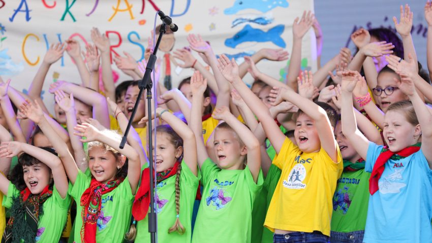 Peste 17.000 de copii cântă la Ora Copiilor by Cantus Mundi, în România și Republica Moldova