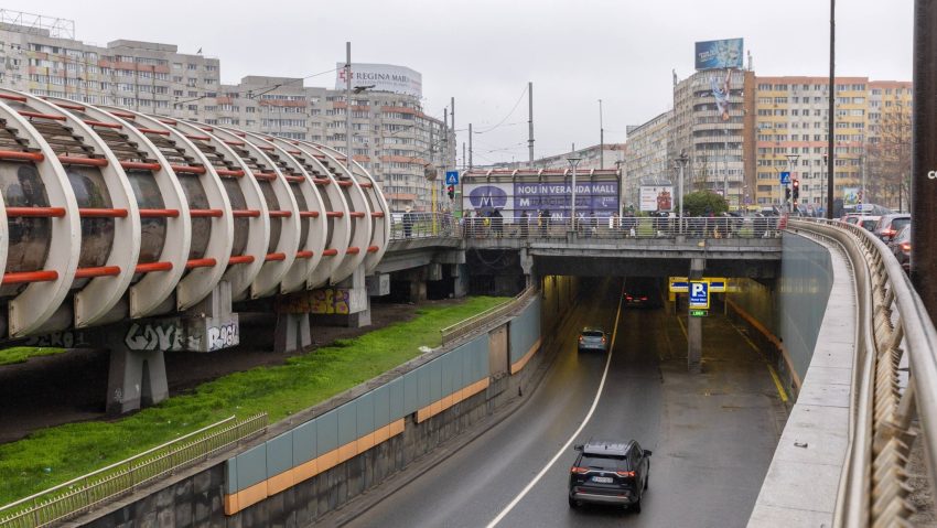Un bărbat a murit după ce a căzut de pe Pasajul Obor