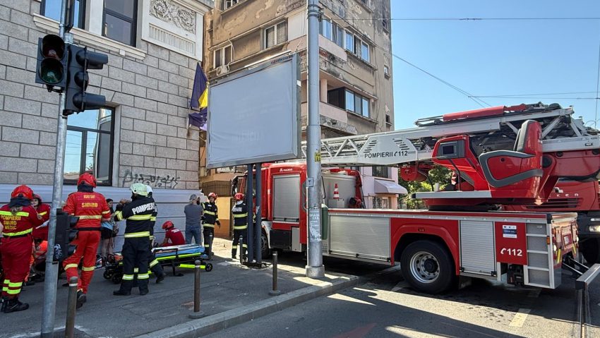 Incendiu la un apartament aflat la ultimul etaj al unui bloc pe bd. Dinicu Golescu