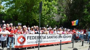 Sindicalişti de la Sanitas protestează, nemulţumiţi de proiectul noii legi a salarizării
