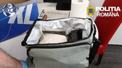Două persoane, prinse în flagrant cu 4 kilograme de substanțe psihoactive aduse din Olanda