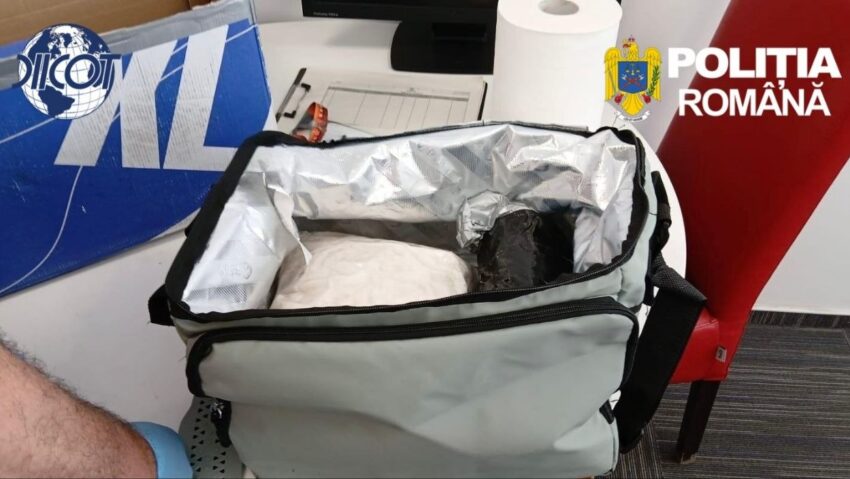 Două persoane, prinse în flagrant cu 4 kilograme de substanțe psihoactive aduse din Olanda