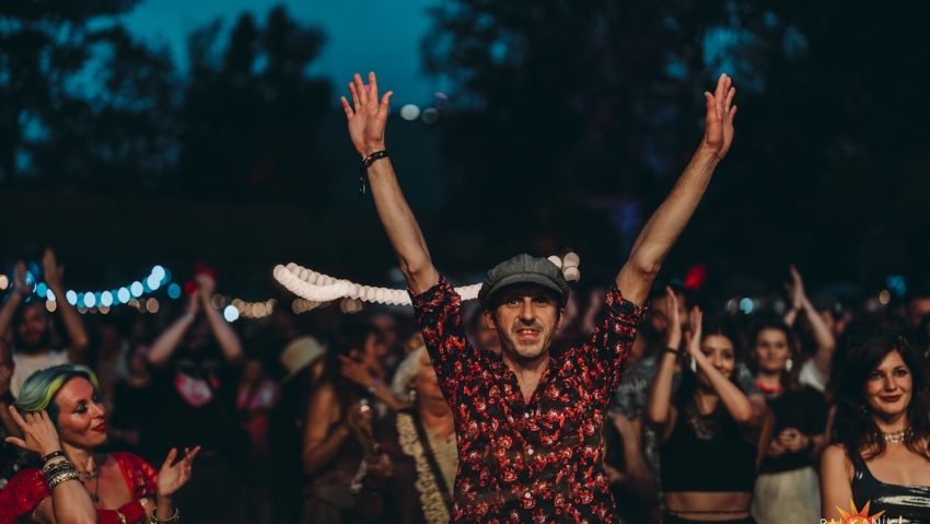 Balkanik Festival 2026 se mută în Parcul Tei și promite trei zile de muzică, artă și experiențe culturale pe malul lacului