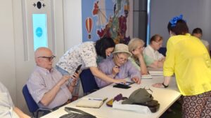 Seniorii din București vor învăța gratuit să folosească tehnologia în siguranță, prin proiectul „Lumea Digitală pentru Seniori”