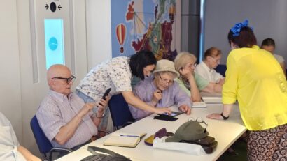 Seniorii din București vor învăța gratuit să folosească tehnologia în siguranță, prin proiectul „Lumea Digitală pentru Seniori”