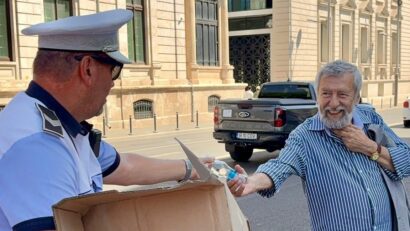 Poliția Locală distribuie apă gratuită în București