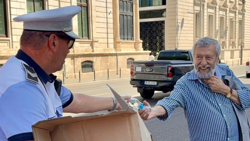 Poliția Locală distribuie apă gratuită în București