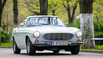 Expoziție cu automobile suedeze de epocă în Piața Amzei