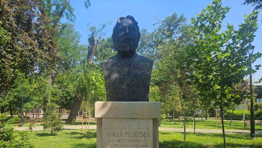 Statuia lui Adrian Păunescu din Grădina Icoanei ar putea fi retrasă. Ce spun bucureștenii și fiul poetului