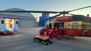 Transfer aeromedical interclinic al unei paciente de 18 ani, asistată ECMO, realizat cu un elicopter Black Hawk al IGAv