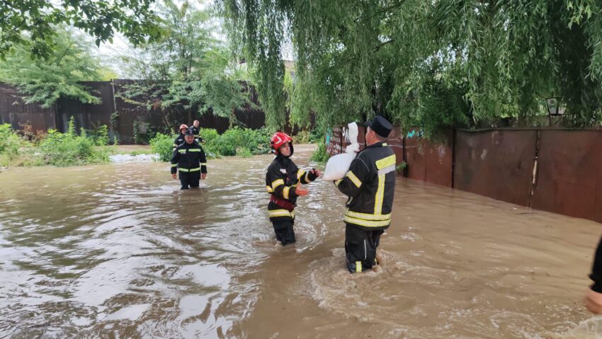 20 de localităţi din Dâmboviţa, Ilfov, Prahova şi Bucureşti, afectate de ploi şi furtuni
