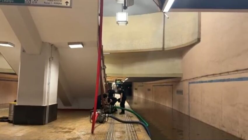 Personalul Metrorex acţionează în continuare pentru evacuarea apei din staţia Piaţa Victoriei 2