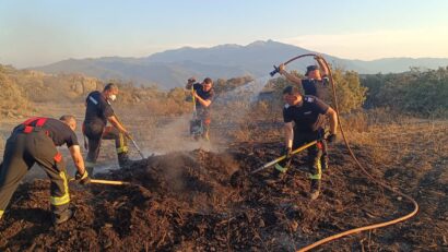 Pompierii români continuă misiunea din Franța. Intervenții în zonele afectate de incendiile de vegetație