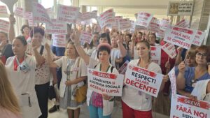 Sindicaliştii de la Sanitas continuă greva