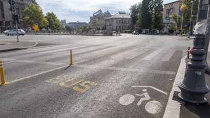 Bandă comună pentru biciclete și transport public, amenajată în Piața Națiunilor Unite
