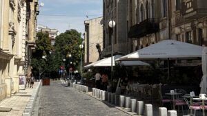 Cum ajungi la Paris fără să pleci din București?