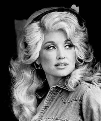 S-a stins regina muzicii country, DOLLY PARTON