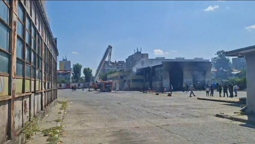 Incendiu la o hală din cadrul Autobazei STB Ferentari, pe strada Pasunilor, sectorul 5