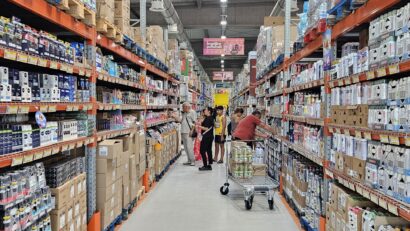 Merită să cumperi en-gros ca să economisești? De ce tot mai mulți români aleg baxurile și pachetele mari la cumpărături