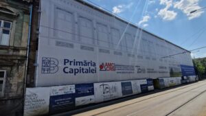 Municipalitatea continuă să acopere cu mesh-uri clădirile aflate în paragină din Bucureşti