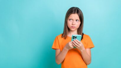 Un copil din patru nu vorbește cu nimeni despre experiențele negative din online. Resurse gratuite pentru elevi, părinți și profesori