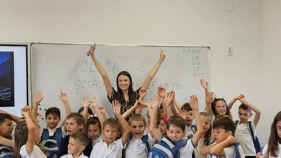 Câștigătorii concursului “Ascult Bucureşti FM şi obţin ghiozdane cu rechizite pentru toţi colegii de clasă!” au primit premiile