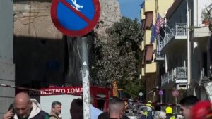 Trei răniţi în urma unei explozii care a distrus o clădire la Atena