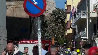 Trei răniţi în urma unei explozii care a distrus o clădire la Atena