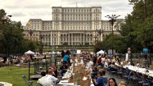 Record mondial la București: „Masa care unește” a măsurat 5.055 de metri