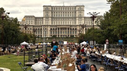 Record mondial la București: „Masa care unește” a măsurat 5.055 de metri