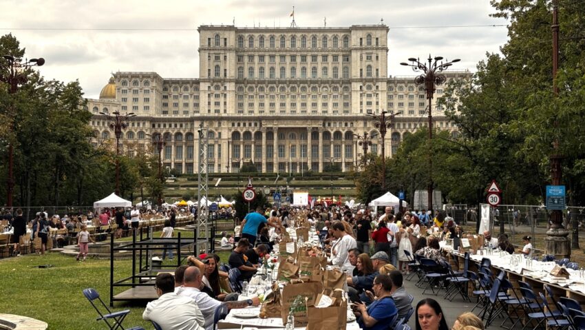 Record mondial la București: „Masa care unește” a măsurat 5.055 de metri
