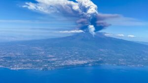 Erupție a vulcanului ETNA: aeroportul din Catania își suspendă zborurile!
