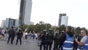 Protest în Piaţa Victoriei- Două maşini ale Jandarmeriei au fost vandalizate