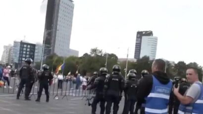 Protest în Piaţa Victoriei- Două maşini ale Jandarmeriei au fost vandalizate