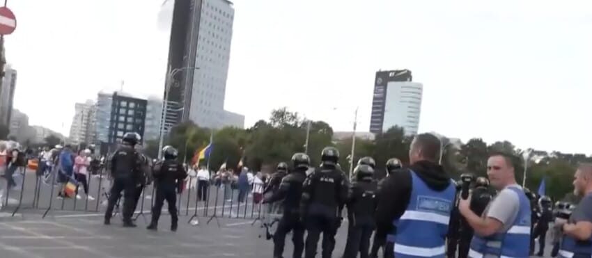 Protest în Piaţa Victoriei- Două maşini ale Jandarmeriei au fost vandalizate