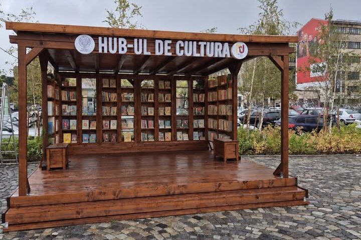Bibliotecă în aer liber, în Piața Matache