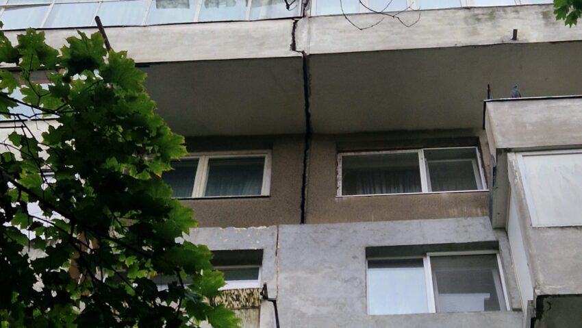 Bloc semnalizat pentru risc seismic, evacuat după o crăpătură între două scări